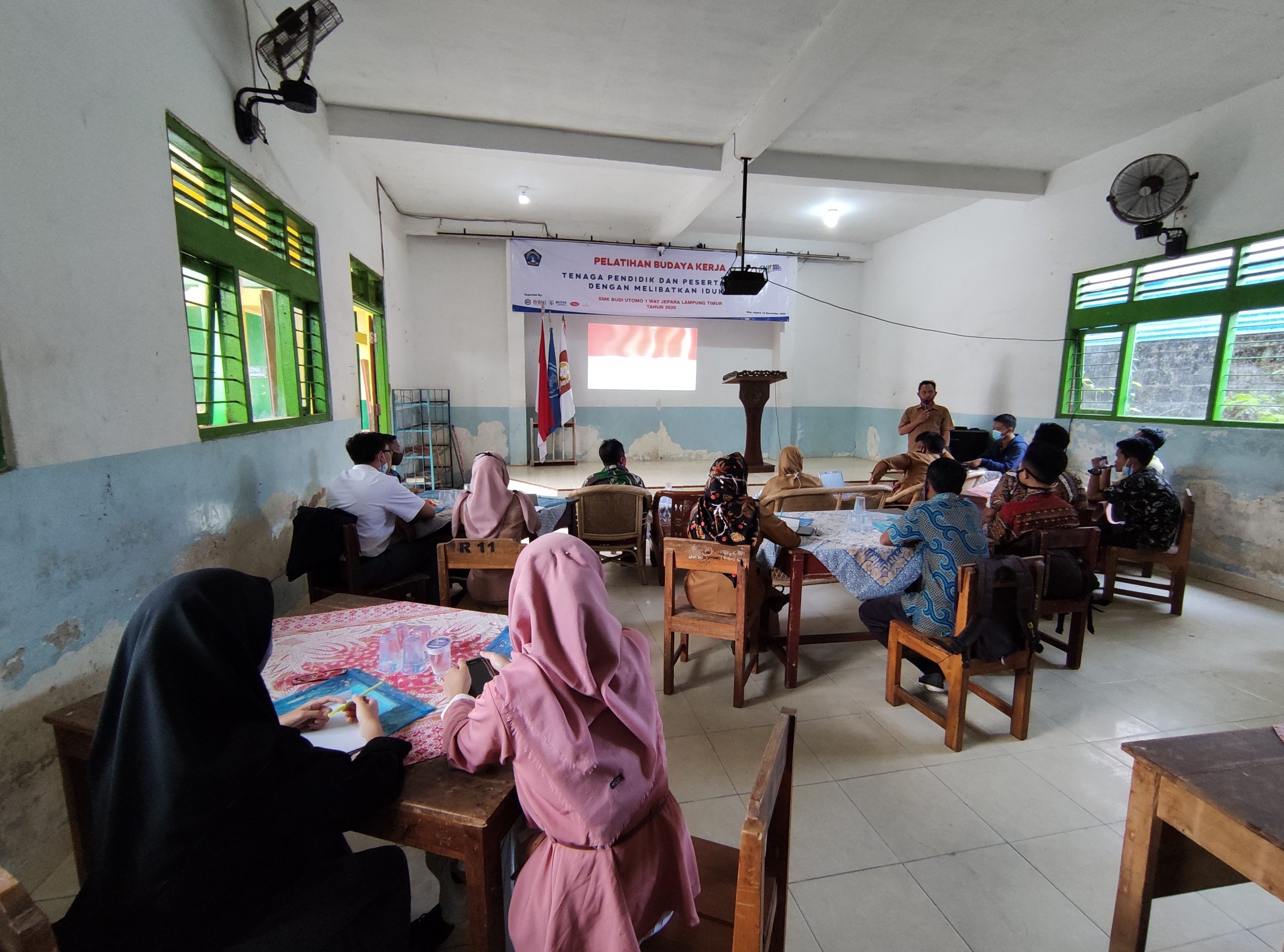4 siswa 1 guru
